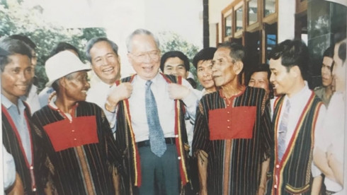 Đại tướng Lê Đức Anh thăm đồng bào các dân tộc Tây Nguyên.