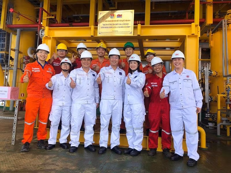 Đồng chí Lê Quốc Phong thăm giàn khai thác mỏ Cá Tầm