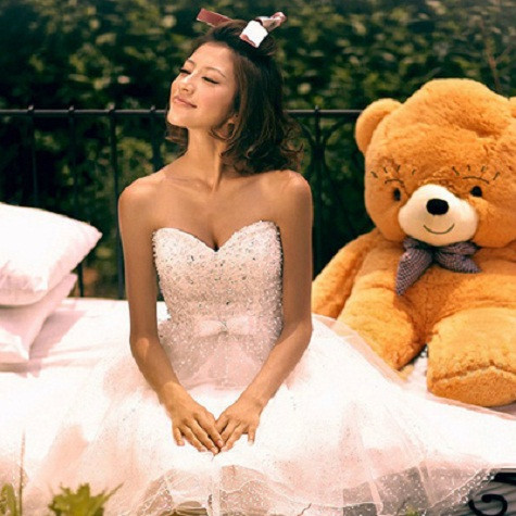 Giống như trang phục váy cưới truyền thống, váy cưới ngắn cũng đính đá và thiết kế theo nhiều kiểu cách như lệch vai, tay lỡ....(Ảnh: PN today) Xem thêm: Những mẫu váy cưới làm nức lòng cô dâu mùa hạ.