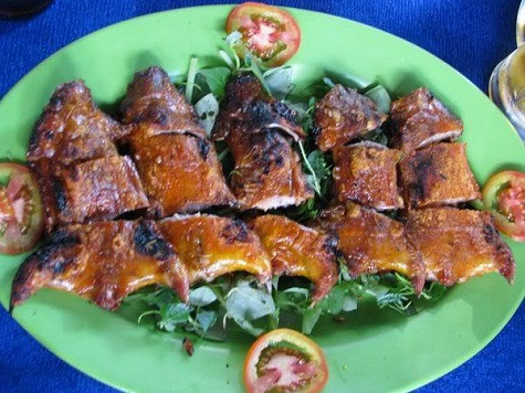 Chuột đồng khía nước dừa Món chuột đồng thường thấy nhất là khía nước dừa (rôti) và muối sả ớt nướng. Chú chuột mập ú được bỏ đầu bỏ chân, lột da và làm sạch sẽ rồi bỏ lên áp chảo với nước dừa. Nước dừa thấm vào từng thớ thịt làm cho thịt chuột càng thêm béo và thơm hơn. Chuột muối sả nướng thì lại thơm kiểu khác. Chuột được ướp ngũ vị hương, sả, ớt, rồi nướng trên than hồng, mỡ chảy tươm ra, nhỏ xuống than bốc cháy thành lửa ngọn, vừa thơm mùa thịt, vừa nồng mùi sả ớt, gia vị. Món ăn dân dã này nay đã trở thành đặc sản của miền Nam bộ