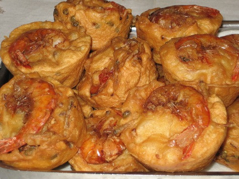 Bánh giá Bánh giá là đặc sản của vùng Chợ Giồng, Gò Công Tây, Tiền Giang. Bánh mang vị béo của bột gạo hòa lẫn vị ngọt của tôm, giá sống, ăn cùng mắm ớt tỏi thật khoái khẩu. Ở miệt Chợ Giồng (thị trấn Vĩnh Bình, Gò Công Tây, Tiền Giang) người ta thường truyền miệng câu ca dao về bánh giá. Không biết có từ bao giờ, bánh giá Chợ Giồng đã có tiếng, được nhiều người ưa thích bởi hương vị đặc trưng của nó. Hiện nay ở nhiều nơi khác, người ta cũng học và biết cách làm bánh giá để ăn.