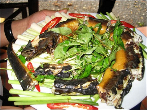 Lươn ruồng sả Lươn ruồng sả là món ít người biết nhưng khi đã ăn rồi thì sẽ rất…khó quên. Lươn cỡ ngón chân cái người lớn trở lại, để nguyên con không mổ bụng, không cạo nhớt. Lót lá sả tươi dưới nồi, cho lươn vào, đặt lên bếp, để lửa liu riu, đậy nắp he hé. Lươn bị nóng sẽ tìm đường thoát. Chúng chui, luồn vào lá sả để trốn. Sức nóng và lá sả sẽ làm khô sạch nhớt của con lươn. Khi thấy da lươn nứt, có màu vàng bóng là thịt lươn đã chín. Do không mổ bụng, nên máu lươn sẽ thấm, rút vào thịt, khiến thịt lươn rất ngọt, thơm. Gắp lươn ra dĩa có lót sả cọng và rau răm. Món này chấm với nước mắm cốt dừa.