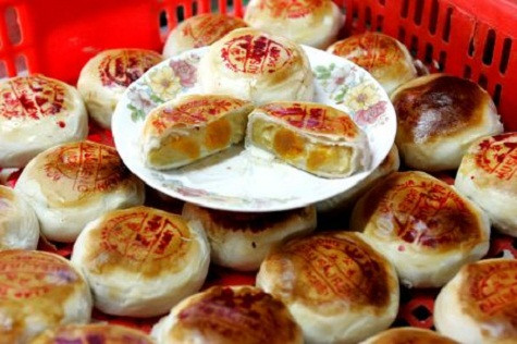 Bánh pía Sóc Trăng Dọc theo mọi con đường của tỉnh Sóc Trăng, du khách dễ dàng bắt gặp những chiếc bánh tròn, dẹp, nhìn đẹp mắt và có mùi vị ngọt ngào được bày bán tại nhiều cửa hàng. Đó là món bánh pía - đặc sản số một của vùng đất này. Theo chuyện kể của ông bà, bánh pía Sóc Trăng xuất hiện ở vùng đất này từ thế kỷ 17, theo chân những người Hán di cư đến phươngNam, chiếc bánh này khi đó là lương thực để ăn dọc đường. Đầu tiên, bánh được làm khá đơn giản: vỏ ngoài là bột mì cán thành da mỏng bao quanh nhân ở bên trong. Nhân gồm có: đậu xanh và mỡ heo. Cùng với sự phát triển của xã hội, bánh pía Sóc Trăng được “biến tấu” với các nguyên liệu khác như khoai môn, sầu riêng… tạo cho chiếc bánh có mùi thơm hấp dẫn.