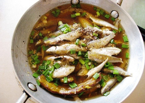 Cá Linh Cá linh nhỏ bằng mút đũa, gọi là cá linh non. Cá linh kho non kho mẵn (lạt) là món ngon dân dã, dễ làm, ăn cơm rất "bắt”. Cá còn non ngọt thịt, hầu như không có xương, béo. Khi nấu, cá không cần đánh vảy, lấy mật, chỉ cần ngâm nước muối cho sạch nhớt là nấu được rồi. Món rau kèm khoái khẩu thực khách thường là bông súng, bắp chuối bào trộn bông lục bình chần bóp giấm, chanh, đường hoặc có thể ăn với rau lang, rau trai luộc, đọt lá vông non, đọt nhãn lồng, rau thuốc giòi, đọt lá cách… Món này đúng là “thực phẩm chức năng” rất rẻ tiền và hợp tự nhiên.