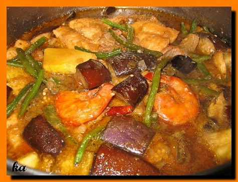 Bông súng mắm kho Mắm kho thơm ngon lại có chất cay của ớt, the của sả, ngọt của tép, cái giòn bông súng tạo thành món ăn tuyệt vời. Món ăn đơn sơ không tốn tiền được chế biến bình dân, ai nấu cũng được, vừa bổ vừa ngon ít tốn kém nhưng đậm đà hương đồng gió nội của đất rừng phương Nam Muốn ăn bông súng mắm kho Thì vô Đồng Tháp ăn cho đã thèm.