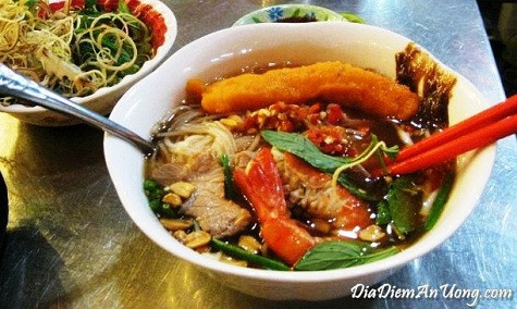 Bún suông Nam bộ Vị ngọt mát của nước lèo, miếng thịt suông vừa dai vừa mềm, đĩa rau sống đủ loại là những thứ làm nên sức hấp dẫn cho món bún đậm chất nam bộ này... Bún suông hay suông là một trong những món bún đậm nét miền Tây nói chung và tỉnh Trà Vinh nói riêng. Ngay cả những bậc cao tuổi cũng không biết xuất xứ của món bún này, nhưng đều đồng tình tên gọi của món ăn xuất phát từ chả tôm, nguyên liệu quan trọng nhất của món bún được tạo hình giống con đuông, một loại sâu trong ngọn dừa. Là sâu ăn đọt dừa non nên đuông là loại sâu sạch và là món ăn khoái khẩu của nhiều người nhờ vị thơm, ngọt và vị béo hiếm có.