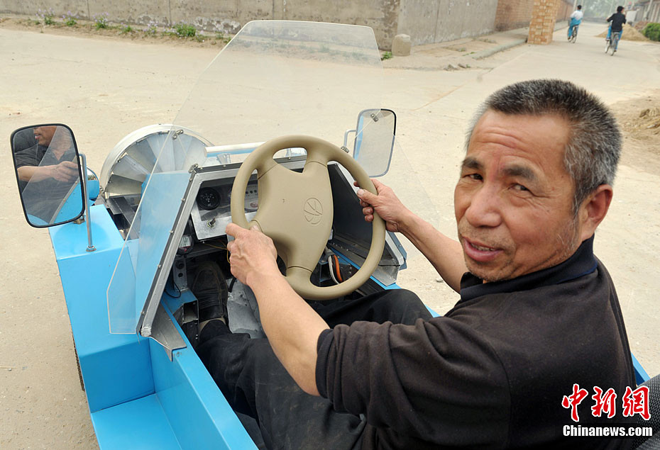 Chủ nhân chiếc xe chạy bằng gió ngồi lên buồng lái chuẩn bị chạy thử