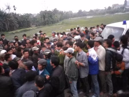 Dân bao vây hàng chục côn đồ truy sát một gia đình giữa ban ngày ảnh 6