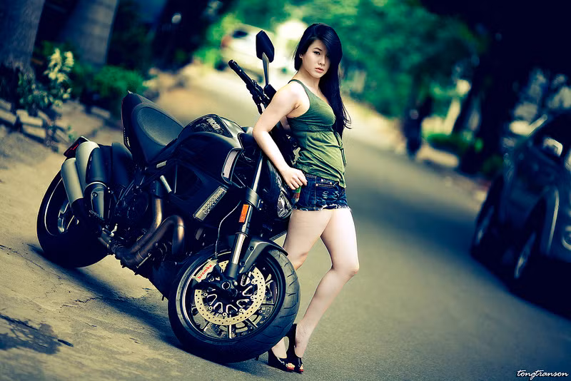 Chiếc moto "Ducati " hiện là "cơn sốt" trong giới tốc độ, đặc biệt là là món quà yêu thích của các đại gia Việt, là chiến hữu làm nên đẳng cấp khác biệt.