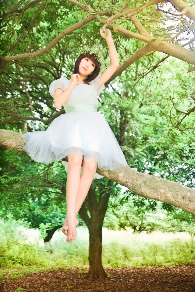 Sở hữu một gương mặt đáng yêu và dễ mến, cô từng tham gia cuộc thi Miss Ngôi sao và giành giải thí sinh được yêu thích nhất trên Facebook.. <<HOA KHÔI CÁC TRƯỜNG ĐẠI HỌC <<NGÔI SAO HỌC ĐƯỜNG