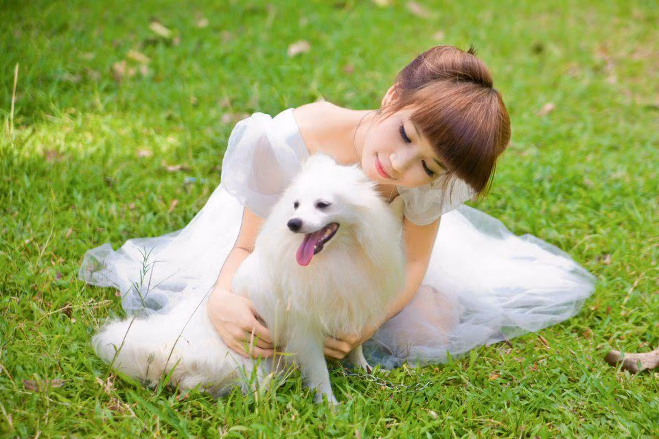 Quế Minh còn là một cô gái thân thiện, và có tấm lòng nhân ái, thích hoạt động từ thiện giúp đỡ những hoàn cảnh khó khăn, đặc biệt là các em nhỏ mồ côi, lang thang cơ nhỡ. Qua các chuyến đi cô muốn kêu gọi các bạn trẻ và những nhà hảo tâm cùng chung sức để mang tới cho các em nhỏ khuyết tật ở đó có nhiều niềm vui và nụ cười. <<HOA KHÔI CÁC TRƯỜNG ĐẠI HỌC <<NGÔI SAO HỌC ĐƯỜNG