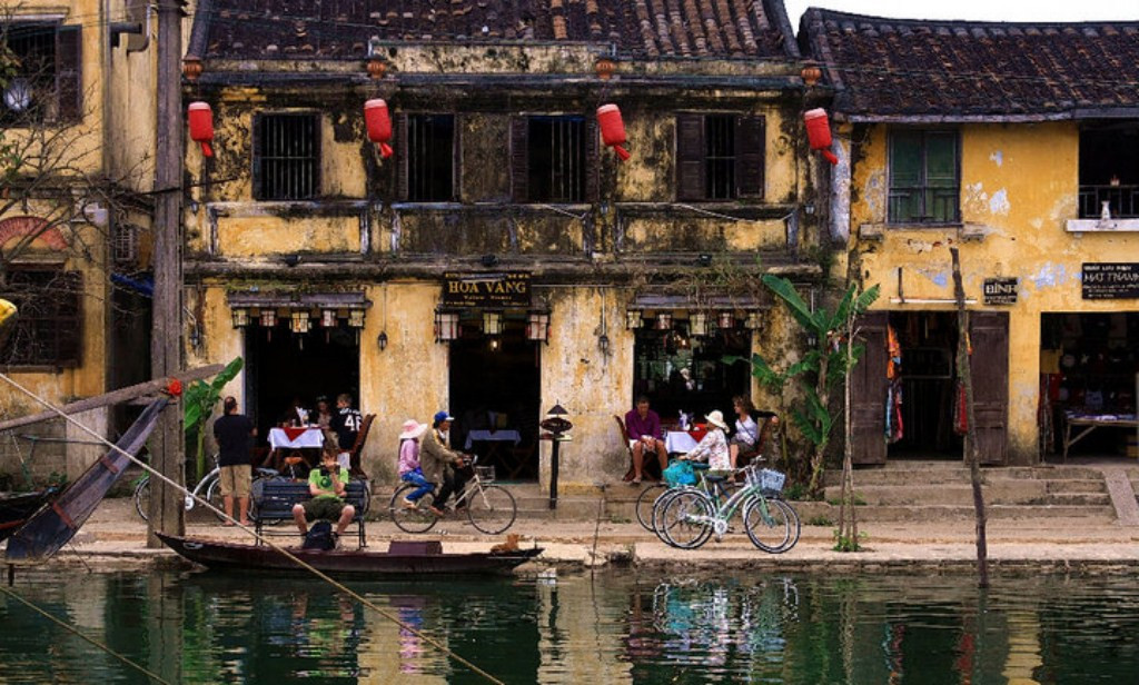 Nhiếp ảnh Giang Dims chia sẻ "Tôi thích những buổi chiều Hội An. Những ngôi nhà cổ màu nắng vàng dịu nhẹ. Những chiếc đèn lồng đong đưa trong gió, gợi nên một cảm giác mê mẩn kì lạ, và tôi giơ máy lên...bắt đầu chụp..."