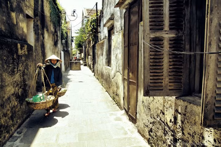 Ngõ phố vắng và cô bán hàng rong vẫn mải miết đi về trong cái nắng chói chang của đất Quảng