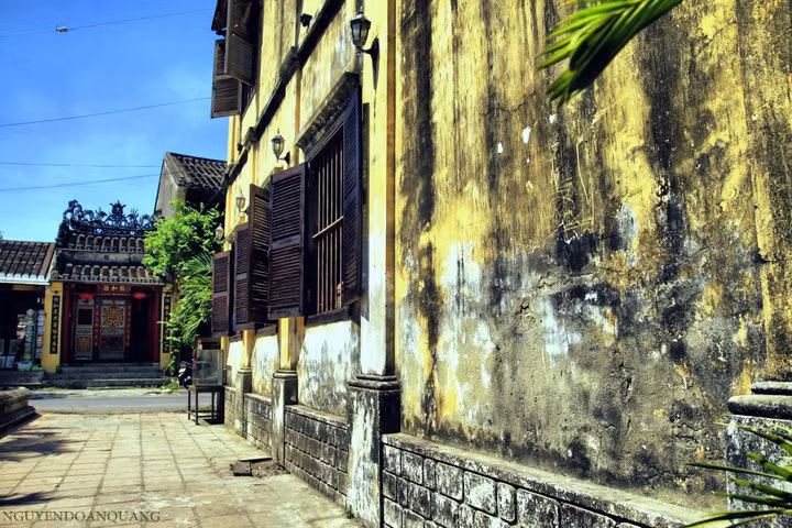Những ngôi nhà cổ màu vàng điểm chút rêu mốc, màu ngói đã cũ theo năm tháng, nhìn những ngôi nhà này có thể cảm nhận được sự yên bình của cả một khu phố...