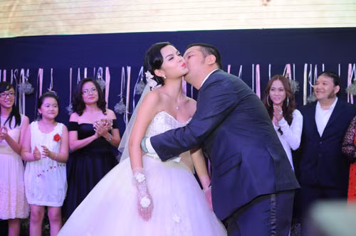Chú rể không ngần ngại thể hiện tình yêu bằng cách hôn vợ trong những tràng vỗ tay tán dương của gia đình và quan khách. (Theo vmode)
