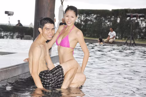 Trang Trần chụp ảnh cùng chuyên gia make-up Quách Xuân Huy tại resort vào tháng 6/2010. (Theo zing)