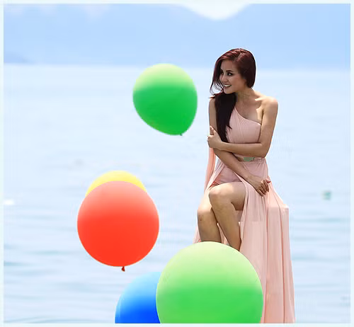 Vy Oanh đã có những cảnh quay cực đẹp trong album mới Fly khi chọn bối cảnh thôn quê dân dã hoặc thả dáng trên bãi biển với rất nhiều bóng bay... Vy Oanh đã có những cảnh quay cực đẹp trong album mới Fly khi chọn bối cảnh thôn quê dân dã hoặc thả dáng trên bãi biển với rất nhiều bóng bay...