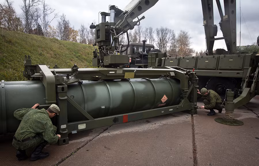 Tên lửa phòng không S-400.