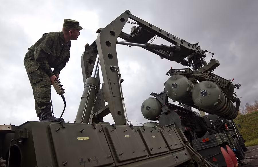 Các tên lửa này được dẫn đường bằng radar đa nhiệm, được điều khiển bằng một bộ cánh đuôi và qua các van phụt chỉnh hướng và phóng thẳng lên trên sau đó quay về hướng mục tiêu, không cần thiết phải ngắm tên lửa trước khi bắn.