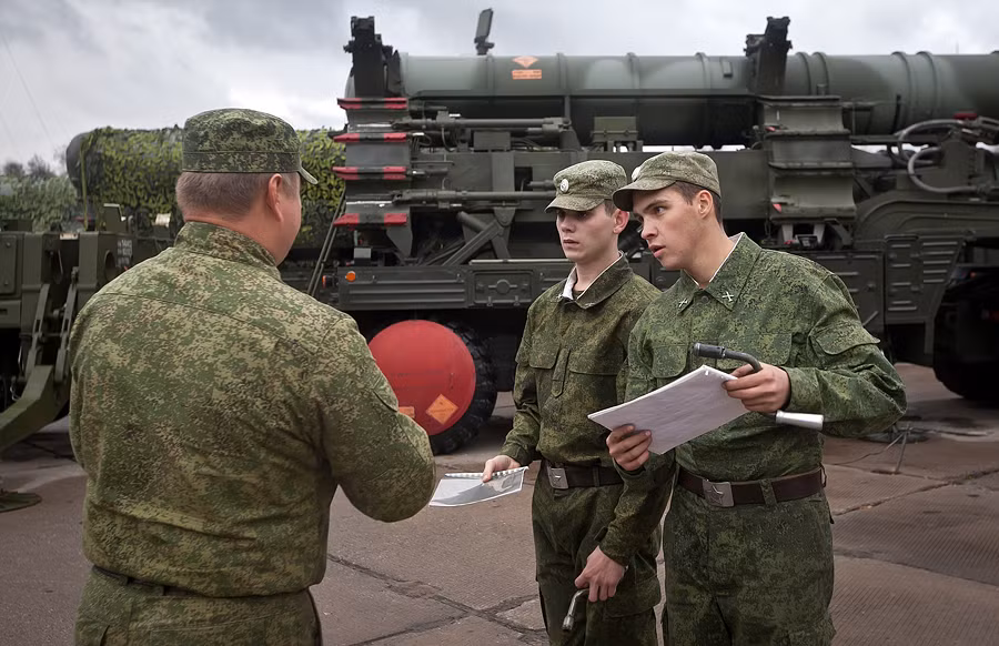 Tên lửa phòng không S-400.