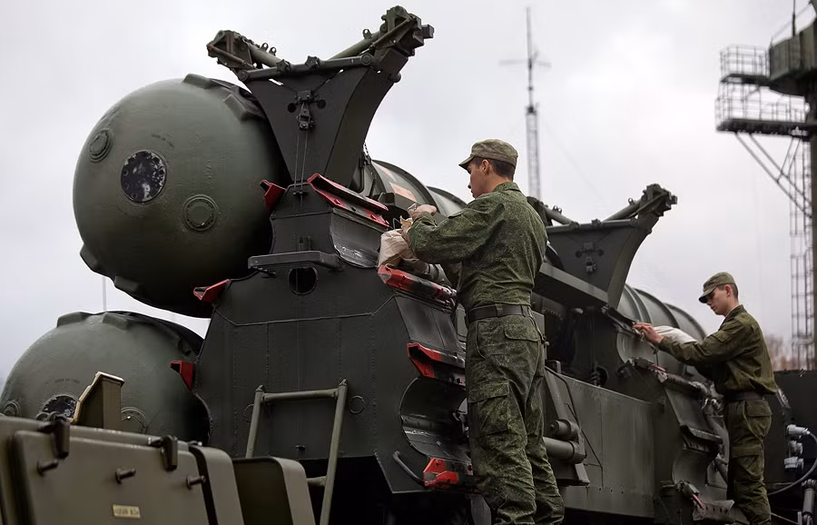 Tên lửa phòng không S-400.