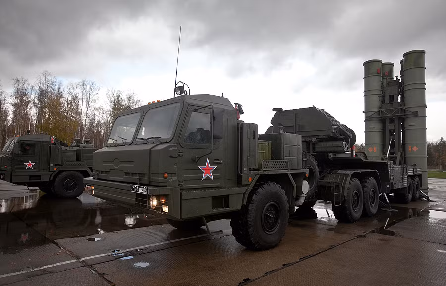 Tên lửa phòng không S-400.