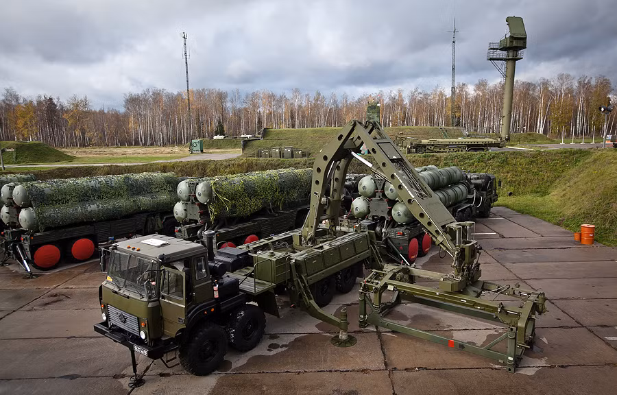 S-400 được chế tạo với mục đích tiêu diệt tất cả các loại mục tiêu bay như máy bay bao gồm cả máy bay gây nhiễu, máy bay chỉ huy/báo động sớm kiểu AWACS, máy bay trinh sát, máy bay chiến lược, chiến thuật, kể cả máy bay tàng hình, máy bay không người lái, trực thăng, tên lửa hành trình.