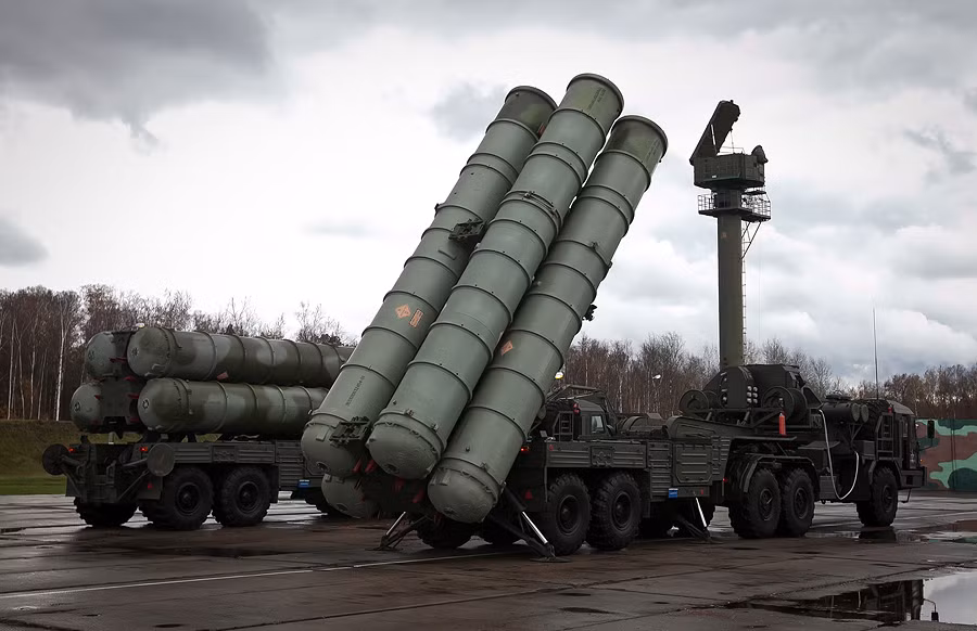 Hệ thống S-400 bắt đầu được thử nghiệm năm 1999, hoàn thiện vào năm 2000 tại căn cứ Kasputin Yar. Nó bắt đầu được triển khai vào cuối năm 2001. Tháng 7/2007 đã có 2 tiểu đoàn S-400 bắt đầu trực chiến, người Nga dự định sẽ trang bị đồng loạt S-400 cho hơn 30 trung đoàn phòng không yếu địa hiện đang dùng S-300.