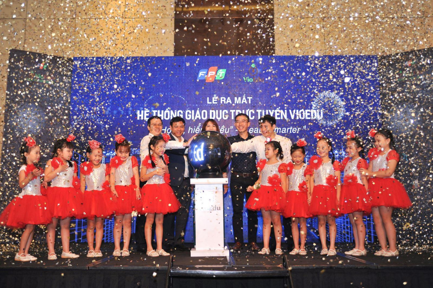 Đại biểu cùng các cháu học sinh ấn nút ra mắt Hệ thống học tập trực tuyến VioEdu. Đại biểu cùng các cháu học sinh ấn nút ra mắt Hệ thống học tập trực tuyến VioEdu.