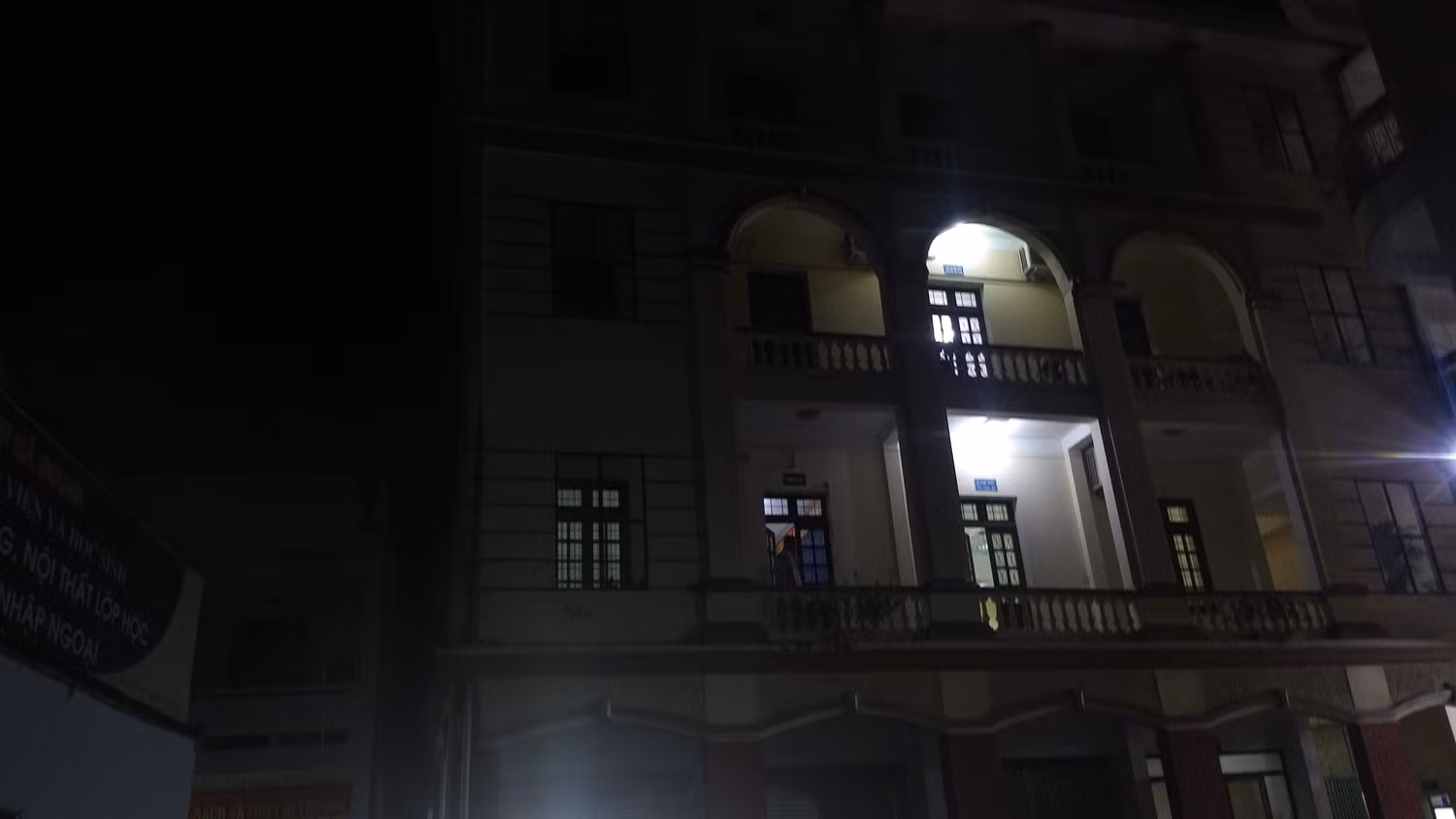Giữa đêm, phòng làm việc của tổ công tác do Bộ Giáo dục và Đào tạo cử lên vẫn sáng đèn (Ảnh: LC)