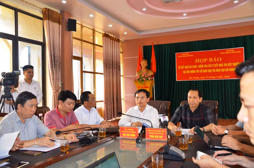 Ông Nguyễn Cao Khương (Áo đỏ từ trái qua) trong buổi họp báo ngày 17/7 (Ảnh: LC) Ông Nguyễn Cao Khương (Áo đỏ từ trái qua) trong buổi họp báo ngày 17/7 (Ảnh: LC)