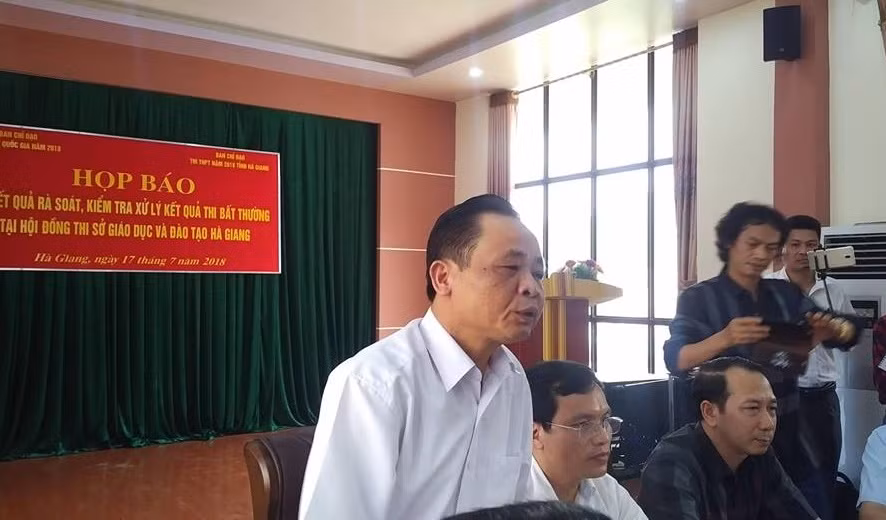 Ông Vũ Văn Sử - Giám đốc Sở Giáo dục và Đào tạo tỉnh Hà Giang: Chúng tôi đã làm hết sức mình và trách nhiệm đến đâu chúng tôi xin hoàn toàn chấp nhận. ảnh: Duy Cường. Ông Vũ Văn Sử - Giám đốc Sở Giáo dục và Đào tạo tỉnh Hà Giang: Chúng tôi đã làm hết sức mình và trách nhiệm đến đâu chúng tôi xin hoàn toàn chấp nhận. ảnh: Duy Cường.