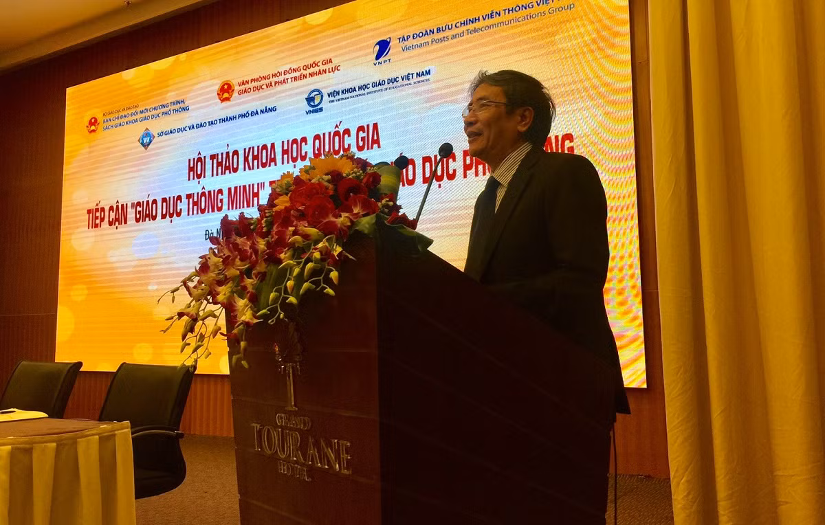 Ông Vũ Đình Chuẩn – Vụ trưởng Vụ Giáo dục Trung học chia sẻ về "giáo dục thông minh". Ảnh: HN Ông Vũ Đình Chuẩn – Vụ trưởng Vụ Giáo dục Trung học chia sẻ về "giáo dục thông minh". Ảnh: HN