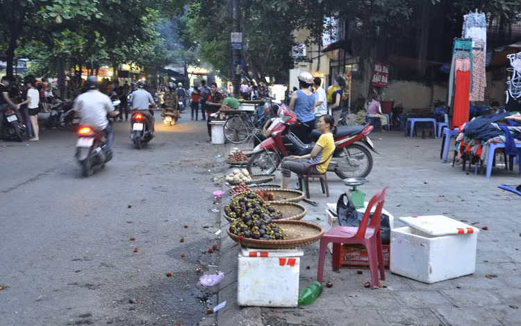 Trước cổng chợ Nghĩa Tân, nhiều hàng quán cũng chàn lan, ngổn ngang trên vỉa hè.