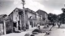 Cùng với đào hầm trú ẩn tại từng gia đình, từng cơ quan, xí nghiệp, quân và dân Hà Nội còn đào các hố trú ẩn trên các con đường để tránh bom, đạn Mỹ