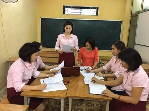 Tổ chuyên môn sinh hoạt định kỳ (Hình ảnh chỉ mang tính chất minh họa: thducgiang.longbien.edu.vn). Tổ chuyên môn sinh hoạt định kỳ (Hình ảnh chỉ mang tính chất minh họa: thducgiang.longbien.edu.vn).