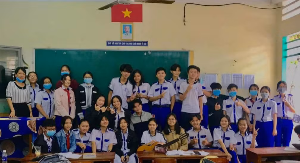 Lớp 9a1 của Mai Khanh chụp ảnh lưu niệm cùng cô giáo dạy Văn trong buối học cuối năm (Ảnh nhân vật cung cấp) Lớp 9a1 của Mai Khanh chụp ảnh lưu niệm cùng cô giáo dạy Văn trong buối học cuối năm (Ảnh nhân vật cung cấp)