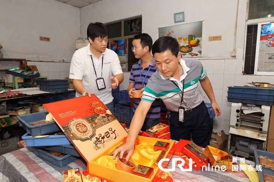 Những chiếc hộp thiết kế để đựng bánh rất cầu kỳ, đẹp mắt. Những chiếc bánh được sản xuất từ cơ sở này được đưa ra thị trường với giá không rẻ.