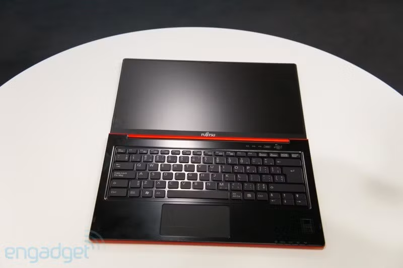Khi mở một góc 180 độ, lifebook trông như một chiếc máy tính bảng gắn kèm bàn phím.