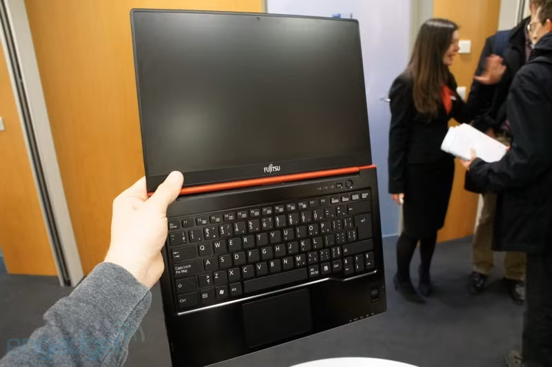 Lifebook có thiết kế khá đặc biệt, bản lề của máy có thể mở một góc 180 độ