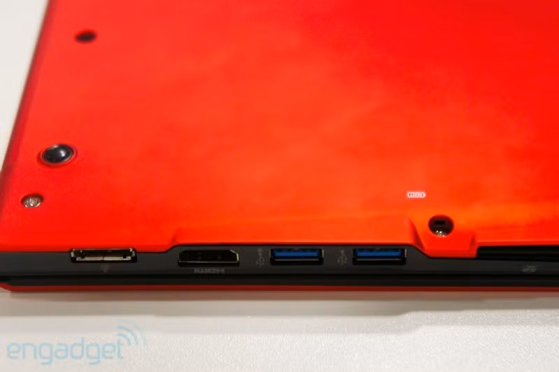 Lifebook có khá đẩy đủ các cổng giao tiếp. 2 cổng USB 3.0, cổng HDMI.