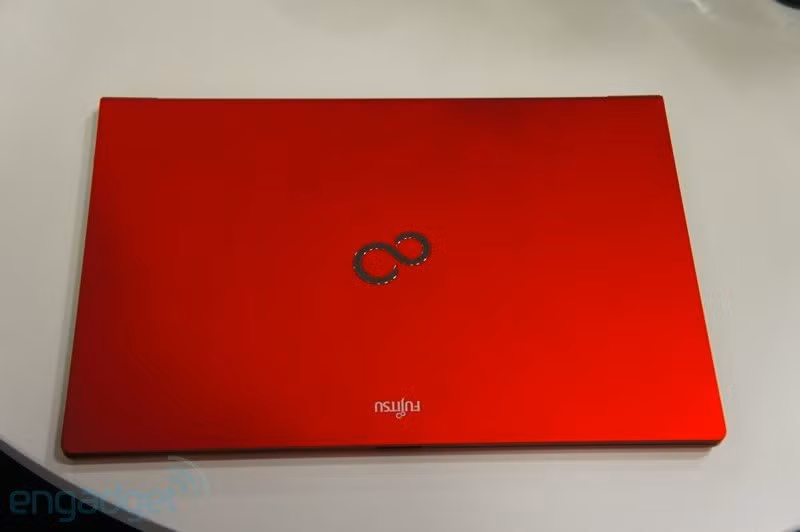Lifebook là mẫu ultrabook mới nhất của Fujitsu. Mẫu ultrabook này có kích thước màn hình lên tới 14 inch. Lớn nhất trong số những mẫu Ultrabook đã có trên thị trường.