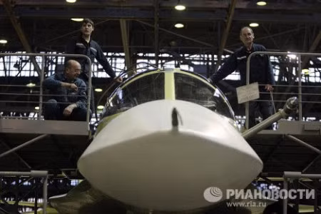 Máy bay tiêm kích bom Su-34 xứng đáng để thay thế cho các máy bay tấn công Su-24 và sẽ trở thành trụ cột trong các đơn vị của Không quân Nga. Máy bay tiêm kích bom Su-34 xứng đáng để thay thế cho các máy bay tấn công Su-24 và sẽ trở thành trụ cột trong các đơn vị của Không quân Nga.