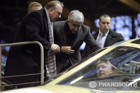 Phó Thủ tướng Rogozin (bên trong buồng lái chiếc Su-34) và ông Mikhail Pogosyan (thứ hai từ bên phải sang), Chủ tịch Tổng công ty máy bay nhà nước Nga đến thăm NAPO. Phó Thủ tướng Rogozin (bên trong buồng lái chiếc Su-34) và ông Mikhail Pogosyan (thứ hai từ bên phải sang), Chủ tịch Tổng công ty máy bay nhà nước Nga đến thăm NAPO.