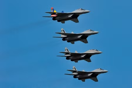 Dự kiến trong triển lãm Singapore Airshow lần này, Không quân Malaysia sẽ thông báo mua thêm khoảng 10-18 chiến đấu cơ mới để thay thế cho phi đội tiêm kích MiG-29. Dự kiến trong triển lãm Singapore Airshow lần này, Không quân Malaysia sẽ thông báo mua thêm khoảng 10-18 chiến đấu cơ mới để thay thế cho phi đội tiêm kích MiG-29.