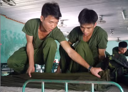 Chiến sĩ mới tập gấp chăn màn.