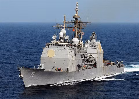USS Cape St George là một trong số các tàu đang hộ tống tàu sân bay USS Abraham Lincoln. Tuần dương hạm này có thể phóng tên lửa hành trình Tomahawk, một vũ khí lợi hại có thể tiêu diệt nhiều mục tiêu của đối phương, nhằm mở đường cho một cuộc tấn công không quân và bộ binh. Ảnh: Navy.mil