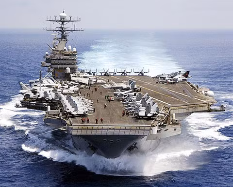 USS Carl Vinson là hàng không mẫu hạm lớp Nimitz khác được Mỹ đưa tới Trung Đông. Tàu sân bay này chưa vượt qua eo biển Hormuz để vào vịnh Ba Tư giống như USS Abraham Lincoln. Nó đang có mặt ở vùng biển Arab, ngoài khơi Pakistan. Ảnh: Navy.mil