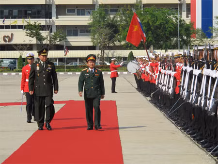 Thượng tướng Đỗ Bá Tỵ duyệt đội danh dự Quân đội Hoàng gia Thái Lan tại Lễ đón.