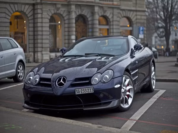 Một chiếc Mercedes SLR McLaren được sơn màu xanh cực hiếm. Giá của nó vào khoảng 400.000 USD.